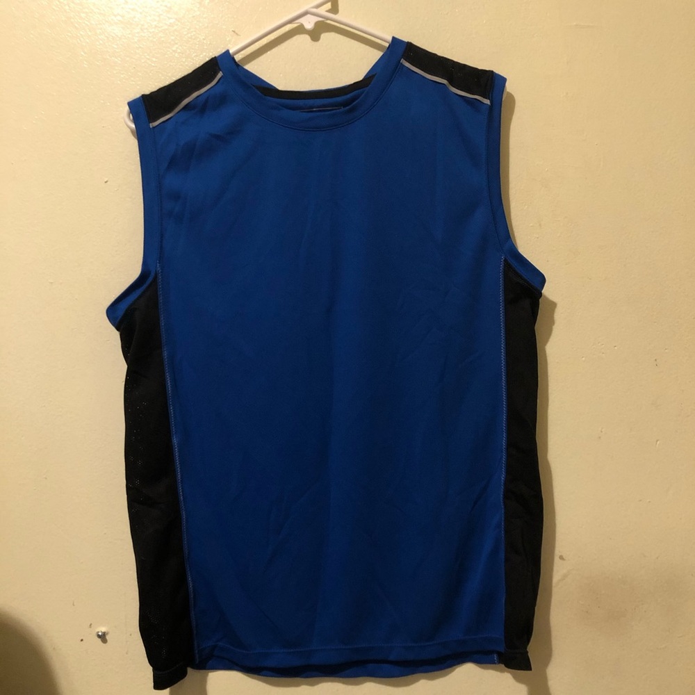 🌵 3/ $20 Sleeveless workout gym shirt